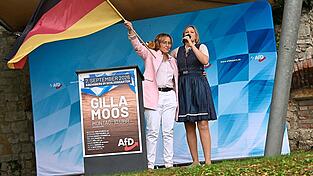 Katrin Ebner-Steiner (r.) und Beatrix von Storch schwenken die Deutschlandfahne.