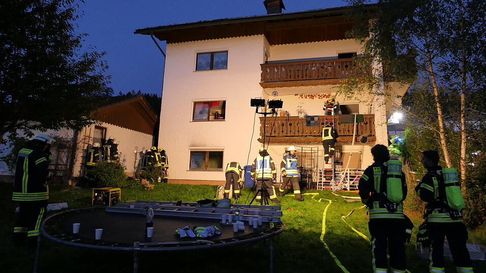 Gut 100 Einsatzkr&auml;fte aus dem Zwiesler Winkel r&uuml;ckten nach Lindberg aus.
