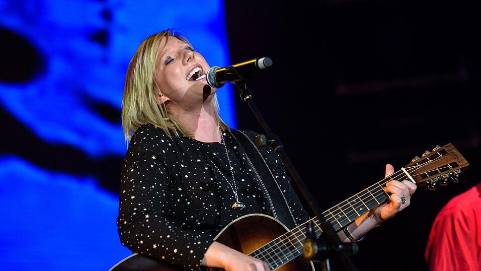 Claudia Koreck hat ihre erste Gitarre an Weihnachten erhalten. (Archivbild)