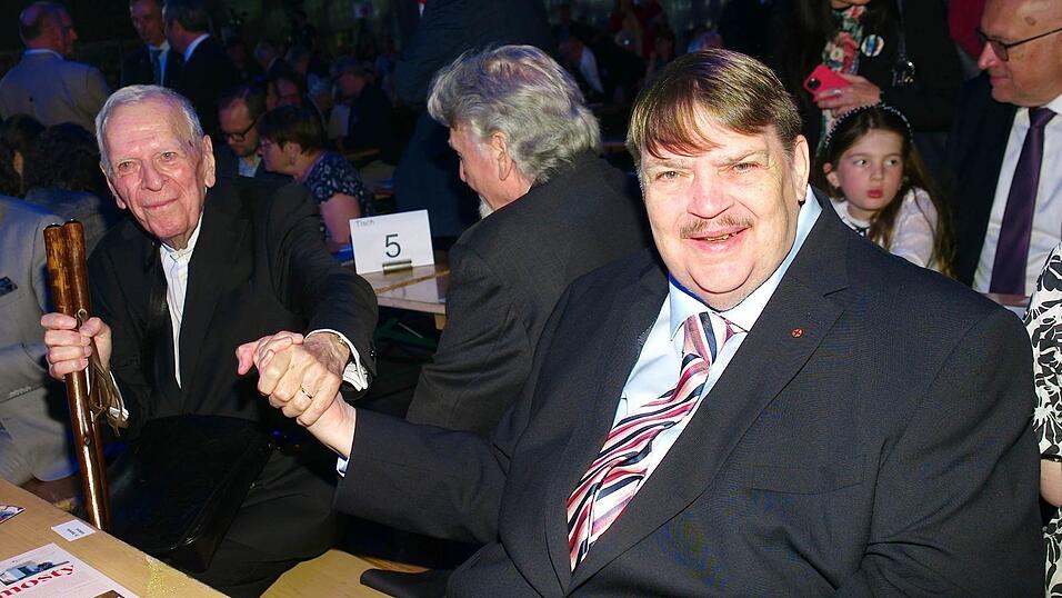 Bernd Posselt (r), Sprecher der Sudetendeutschen Volksgruppe, mit dem Schriftsteller Milan Uhde (l), dem diesj&auml;hrigen Preistr&auml;ger des Europ&auml;ischen Karlspreises der Sudetendeutschen, an einem Tisch.