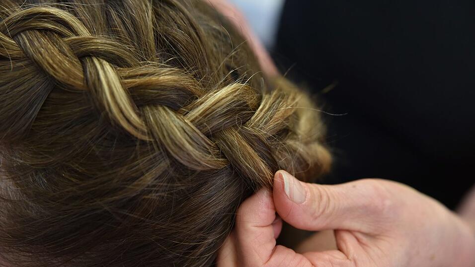 Flechten Sie den Zopf einmal rund herum bis zur anderen Seite. Flechten Sie den Zopf einmal rund herum bis zur anderen Seite.