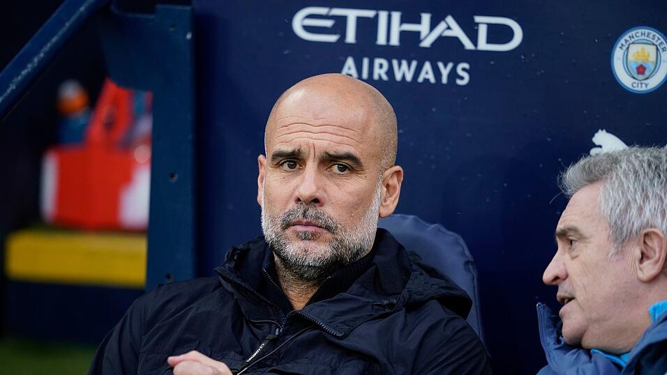 Ratlos: Pep Guardiola steckt mit Manchester City weiter tief in der Krise. Ratlos: Pep Guardiola steckt mit Manchester City weiter tief in der Krise.