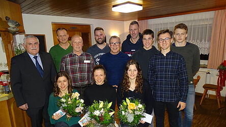 Die anwesenden erfolgreichen Sportler mit Bürgermeister Heinrich Krempl (links).