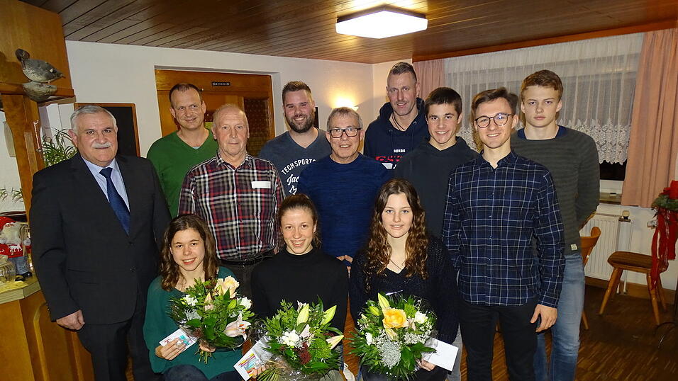 Die anwesenden erfolgreichen Sportler mit Bürgermeister Heinrich Krempl (links). Die anwesenden erfolgreichen Sportler mit Bürgermeister Heinrich Krempl (links).