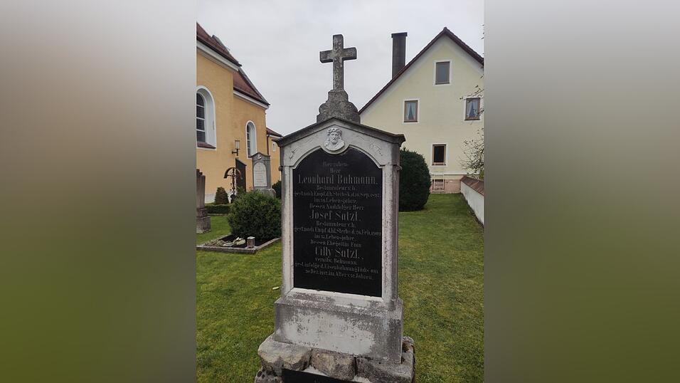 Cilly Satzl war bereits zum zweiten Mal verwitwet, als sie und ihre Tochter bei dem Zugunglück in Bruckberg starben. Cilly Satzl war bereits zum zweiten Mal verwitwet, als sie und ihre Tochter bei dem Zugunglück in Bruckberg starben.