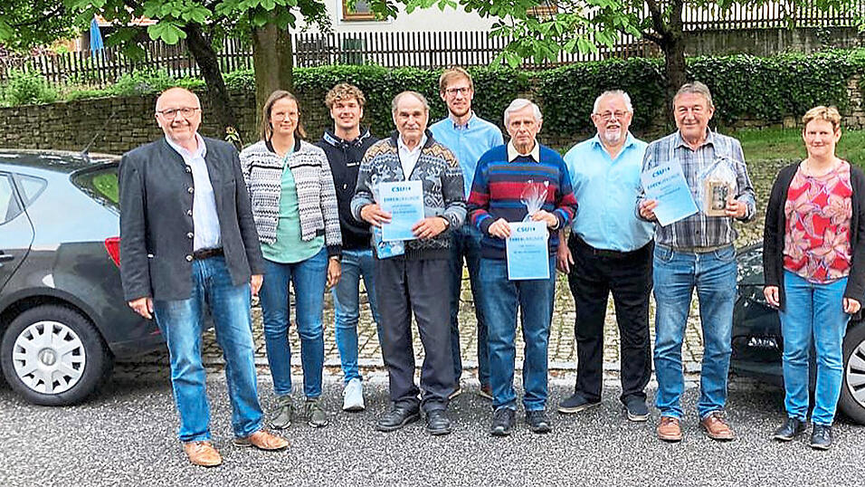 Den geehrten Parteifreunden Hans Hochneder, Edgar Raimann und Richard Erl (mit Urkunden v. l.) gratulierten (v. l.) Landrat Martin Neumeyer, stellvertretende Ortsvorsitzende Stefanie Jedl, Schatzmeister Elias Schmidmüller, JU-Ortsvorsitzender Janik Atzenbeck, CSU-Ortsvorsitzender Winfried Roßbauer und stellvertretende Ortsvorsitzende Simone Grim. Den geehrten Parteifreunden Hans Hochneder, Edgar Raimann und Richard Erl (mit Urkunden v. l.) gratulierten (v. l.) Landrat Martin Neumeyer, stellvertretende Ortsvorsitzende Stefanie Jedl, Schatzmeister Elias Schmidmüller, JU-Ortsvorsitzender Janik Atzenbeck, CSU-Ortsvorsitzender Winfried Roßbauer und stellvertretende Ortsvorsitzende Simone Grim.