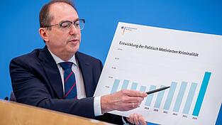 Bundesinnenminister Alexander Dobrindt (CSU) bei der Vorstellung der Jahresstatistik zur politisch motivierten Kriminalität. Die Zahl der Straftaten, die aus politischen Motiven begangen werden, hat einen neuen Höchststand erreicht.
