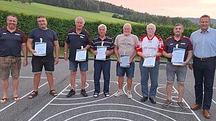 Bürgermeister Markus Müller (r.) gratulierte den Gründungsmitgliedern zum 40-jährigen Jubiläum.