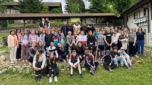 Gemeinsames Erinnerungsbild mit Lehrern und Jana Dirriglova vom Aktionsbündnis Künisches Gebirge und Eva Denková, der stellvertretenden Bürgermeisterin von Nyrsko Gemeinsames Erinnerungsbild mit Lehrern und Jana Dirriglova vom Aktionsbündnis Künisches Gebirge und Eva Denková, der stellvertretenden Bürgermeisterin von Nyrsko
