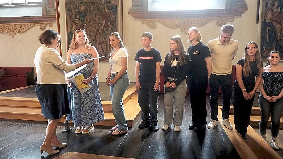 Gertrud Maltz-Schwarzfischer &uuml;bergab die Urkunden an die &bdquo;Jungen Helden&ldquo;.