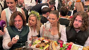 Jürgen Drews (l.) ist auf dem Oktoberfest zu Gast.