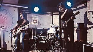 In dieser Formation besteht die Band Major seit 2016 auf der Bühne: Bassist Marco Frömel (von links), Drummer Johannes Nieberl sowie Gitarrist und Sänger Josef Ramsauer.