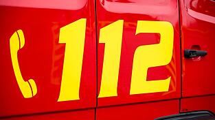 Der Stall in Wilburgstetten geriet in Vollbrand und st&uuml;rzte ein. (Archivbild)