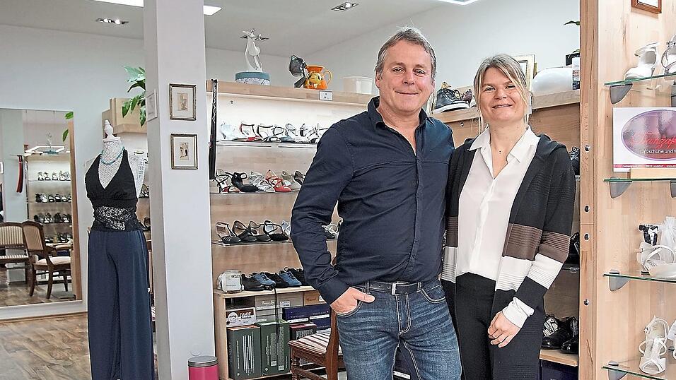 Harry und Daniela Fendt haben sich mit dem 'Danzaptos' in der Spiegelgasse einen Traum erfüllt. Der Name des Ladens kommt von den spanischen Wörtern für Tanzen (danzar) und Schuhe (zapatos).