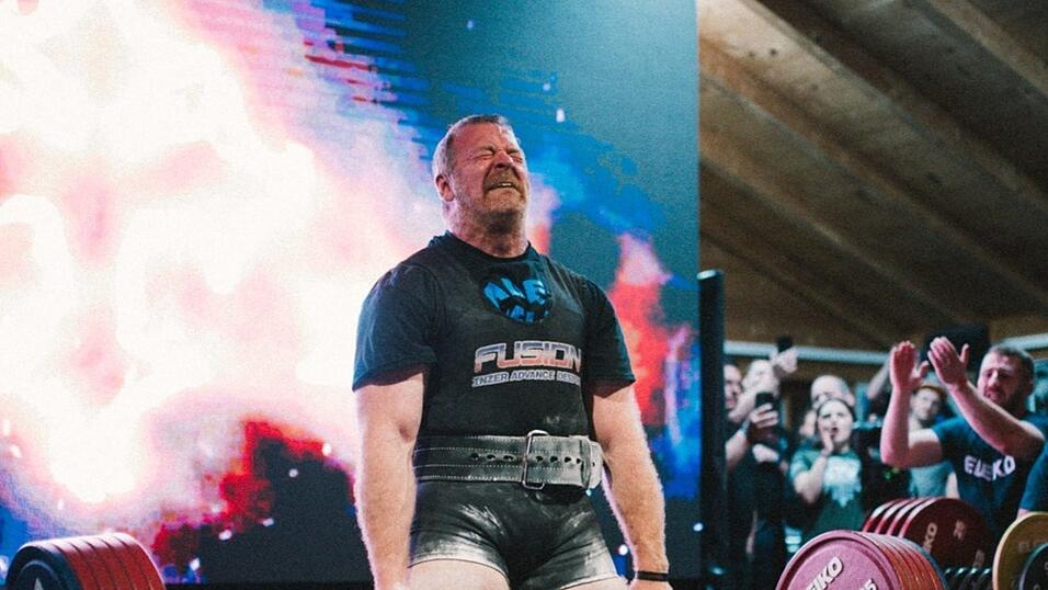 Athletik-Trainer Sepp Maurer aus Neukirchen b. Hl. Blut überwindet seine persönlichen Grenzen und schafft trotz einer Knieprothese den Rekord im Kreuzheben. Athletik-Trainer Sepp Maurer aus Neukirchen b. Hl. Blut überwindet seine persönlichen Grenzen und schafft trotz einer Knieprothese den Rekord im Kreuzheben.