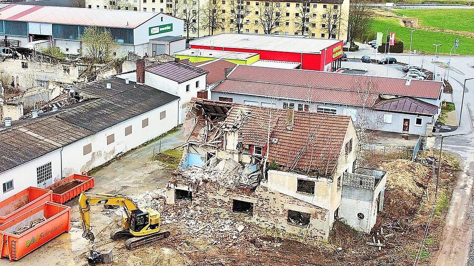 Am Montag begann der Abriss des verfallenen Bierl-Geb&auml;udes, das sich neben dem k&uuml;nftigen Haupteingang der Landesgartenschau befindet.