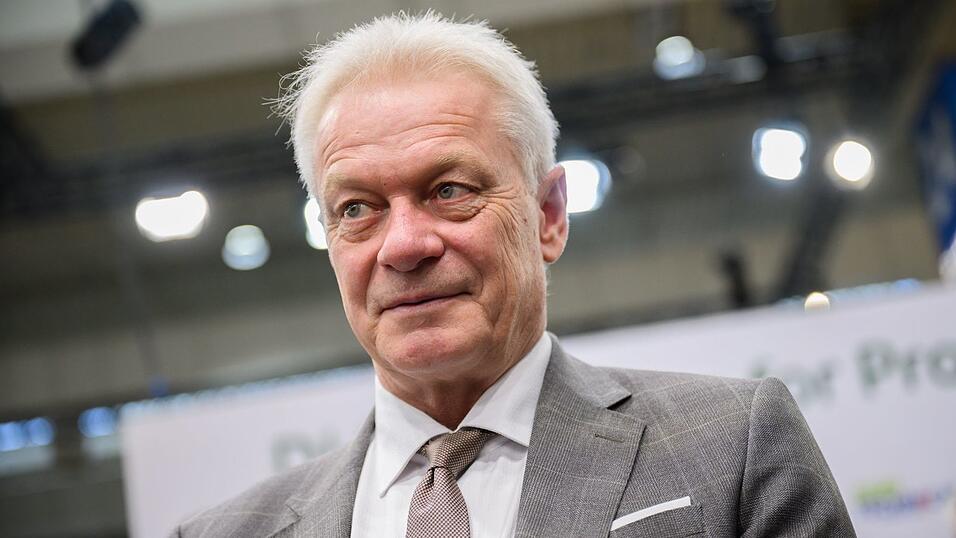 Wegen eines technischen Defektes am Flugzeug musste Bundesagrarminister Alois Rainer einen Flug in die USA umplanen. Wegen eines technischen Defektes am Flugzeug musste Bundesagrarminister Alois Rainer einen Flug in die USA umplanen.