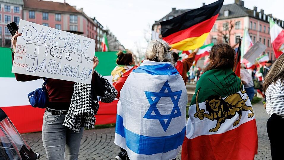 Der Demonstrationszug sollte laut der Polizei an zwei weiteren Versammlungen vorbeikommen, sodass die Zahl der Demonstrierenden noch zunehmen k&ouml;nnte.
