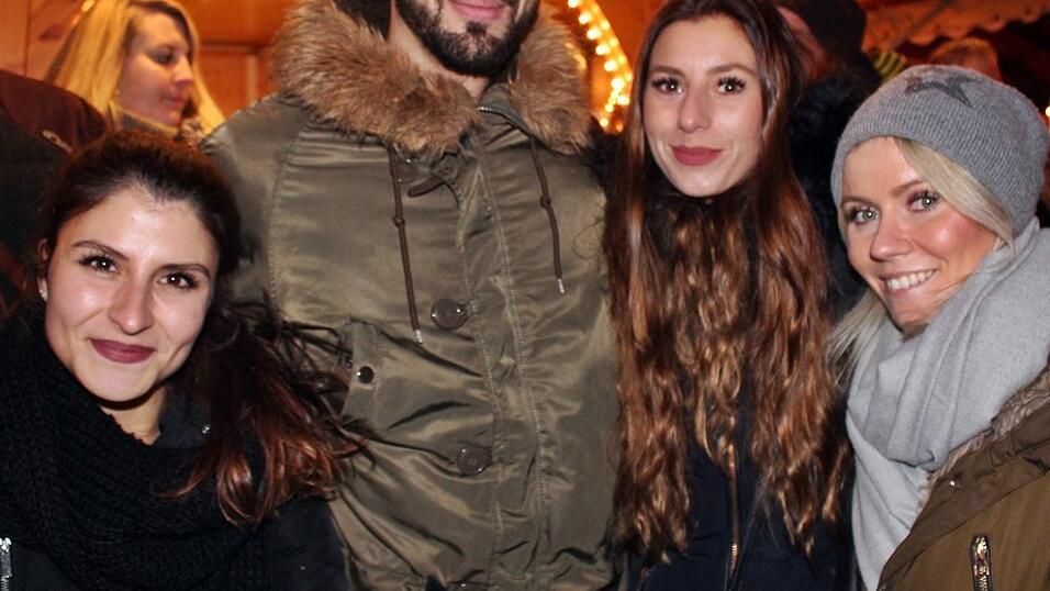 Auch am Samstag, 15. Dezember, strömten wieder etliche Besucher aus Landshut und Umgebung zur Weihnachtspyramide am Alten Viehmarkt. Auch am Samstag, 15. Dezember, strömten wieder etliche Besucher aus Landshut und Umgebung zur Weihnachtspyramide am Alten Viehmarkt.