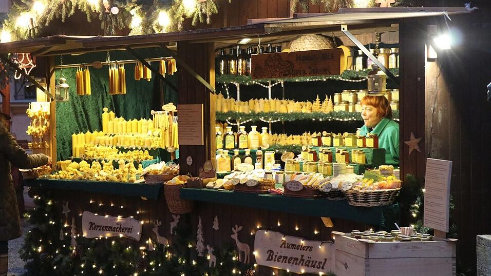 Der Weihnachtsmarkt auf Schloss Sankt Emmeram in Regensburg wurde am Freitag feierlich er&ouml;ffnet.