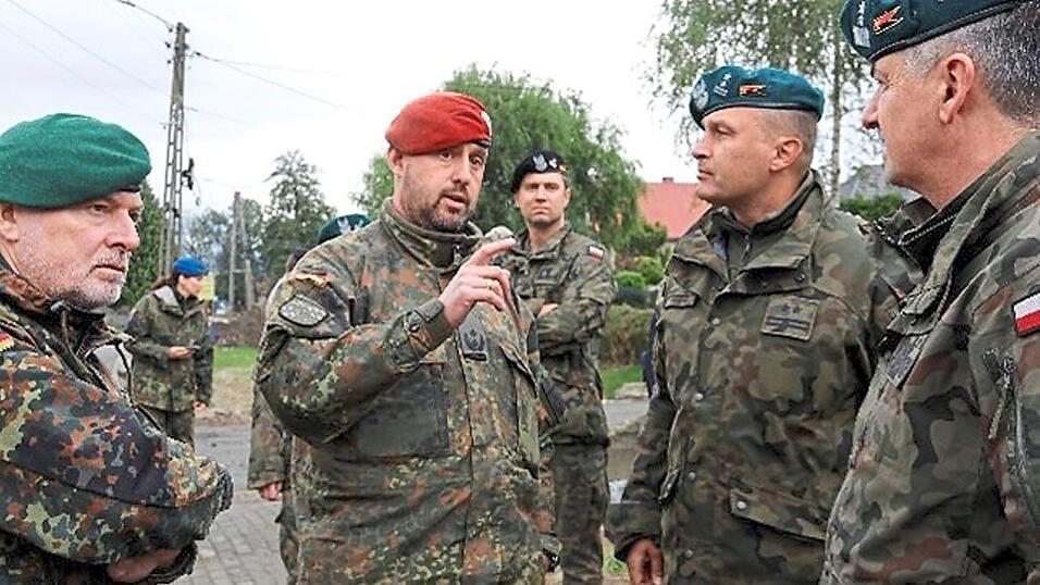 Oberstleutnant Florian Balthasar (2. v. l.), Kommandeur des Panzerpionierbataillons 4 aus Bogen und Oberst i. G. Jens Konrad (l.) vom Einsatzführungskommando besprechen mit dem polnischen Brigadegeneral Marek Wawrzyniak (r.) die Lage im Dorf. Oberstleutnant Florian Balthasar (2. v. l.), Kommandeur des Panzerpionierbataillons 4 aus Bogen und Oberst i. G. Jens Konrad (l.) vom Einsatzführungskommando besprechen mit dem polnischen Brigadegeneral Marek Wawrzyniak (r.) die Lage im Dorf.