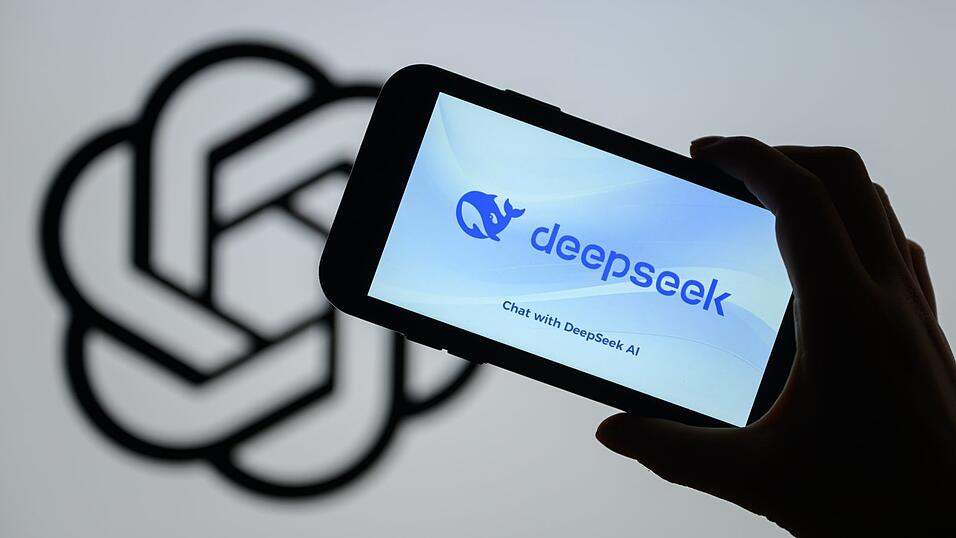 Zwei KI-Konkurrenten: DeepSeek aus China und ChatGPT aus den USA.
