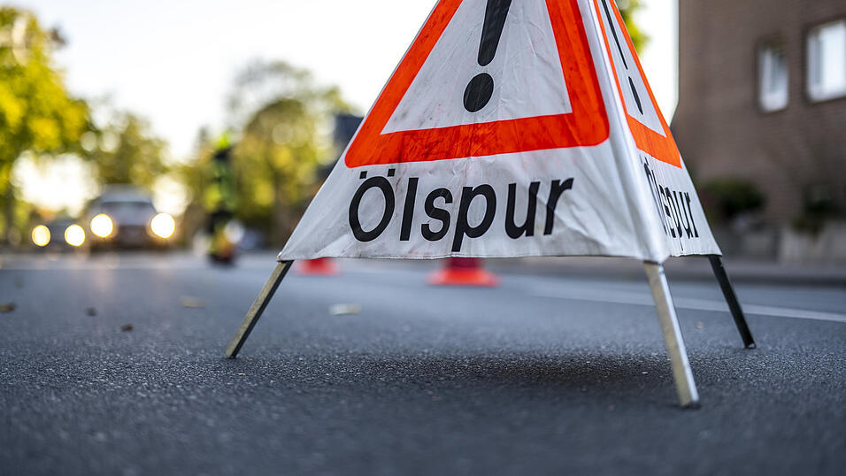 Die Polizei bittet um Hinweise zum Verursacher der Ölspur. (Symbolbild) Die Polizei bittet um Hinweise zum Verursacher der Ölspur. (Symbolbild)
