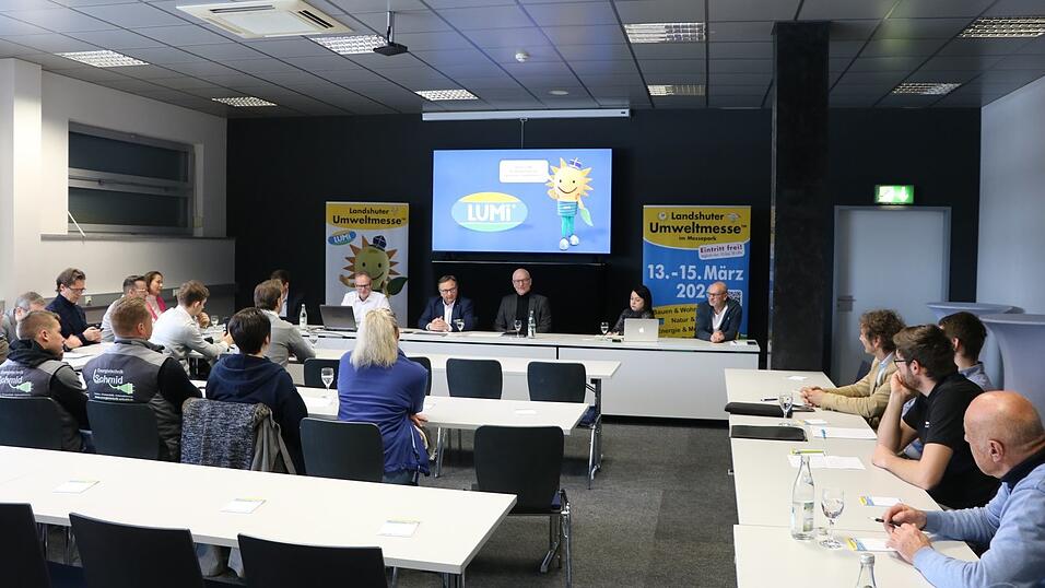 &Uuml;ber 20 Unternehmen und Institutionen trafen sich in der Sparkassenarena, um ihre Produkte und Dienstleistungen vorzustellen.