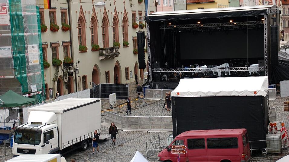 Nach dem das Gr&ouml;bste &uuml;berstanden war, gingen die Aufbauarbeiten f&uuml;r das Altstadt-Open Air weiter.