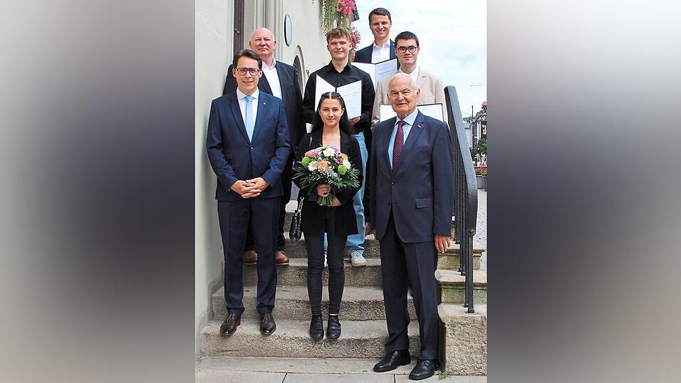 Alt-OB und Stifter Dieter Görlitz (vorne, r.), OB Christian Moser (vorne, l.) und THD-Vizepräsident Professor Waldemar Berg (hinten, l.) gratulierten den Preisträgern: Samira Aulinger, Luca Knötig (zweite Reihe, Mitte), Maximilian Biller (ganz hinten) und Markus Meier. Alt-OB und Stifter Dieter Görlitz (vorne, r.), OB Christian Moser (vorne, l.) und THD-Vizepräsident Professor Waldemar Berg (hinten, l.) gratulierten den Preisträgern: Samira Aulinger, Luca Knötig (zweite Reihe, Mitte), Maximilian Biller (ganz hinten) und Markus Meier.