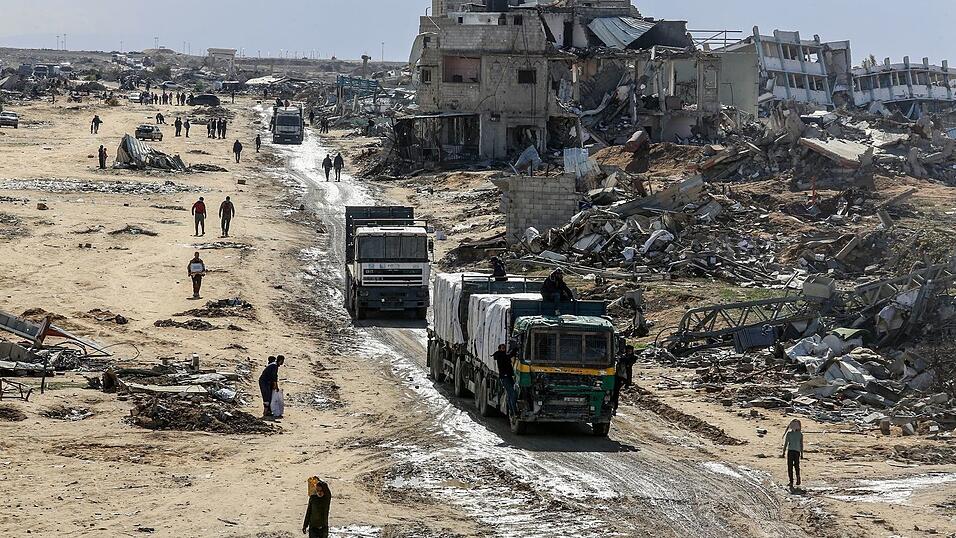 Lastwagen mit humanitärer Hilfe fahren in den Gazastreifen ein. Lastwagen mit humanitärer Hilfe fahren in den Gazastreifen ein.