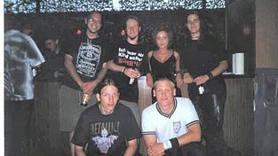 Schon 2002 spielten Harald Hemauer (links) und Markus Neumeier (3. von links) gemeinsam in einer Band, damals bei SkyFall; hier hatten sie gerade ihren ersten Auftritt in der Neumeier-Halle in Pinkofen.