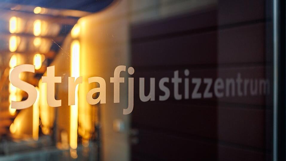 Mehr als 32 Jahre nach dem gewaltsamen Tod eines Mädchens in Unterfranken startet vor dem Landgericht Würzburg der Prozess gegen einen Mann, der zur Tatzeit 17 Jahre alt war. (Archivbild) Mehr als 32 Jahre nach dem gewaltsamen Tod eines Mädchens in Unterfranken startet vor dem Landgericht Würzburg der Prozess gegen einen Mann, der zur Tatzeit 17 Jahre alt war. (Archivbild)