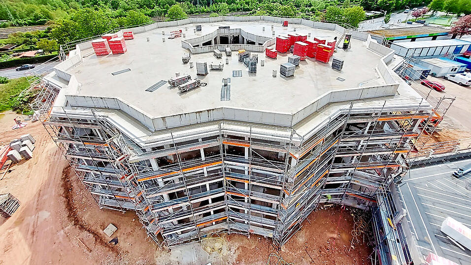 An der Oberndorferstra&szlig;e entsteht die Grundschule Nordwest als sternf&ouml;rmiges Schulgeb&auml;ude, rechts davon ist die Mensa angegliedert.