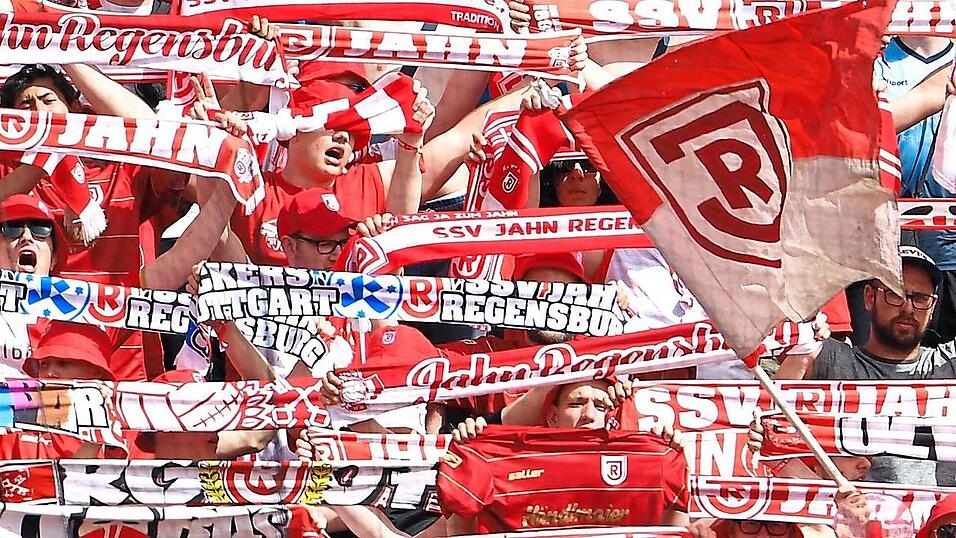 Die Fans des SSV Jahn Regensburg hoffen auf attraktiven Fußball in der kommenden Saison.