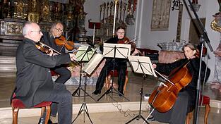 Arkadius Podwika, Oli Hien (Violinen), Anca Moosm&uuml;ller (Viola) und Eva Rautenberg (Violoncello) beschenkten die Zuh&ouml;rer in der Pfarrkirche und stimmten auf die Passion ein.