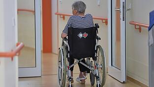 Die SPD will den Eigenanteil für Pflegeheimkosten auf 1.500 Euro deckeln. Die SPD-Fraktion droht, den Streit um die Pflegereform eskalieren zu lassen. Die SPD will den Eigenanteil für Pflegeheimkosten auf 1.500 Euro deckeln. Die SPD-Fraktion droht, den Streit um die Pflegereform eskalieren zu lassen.