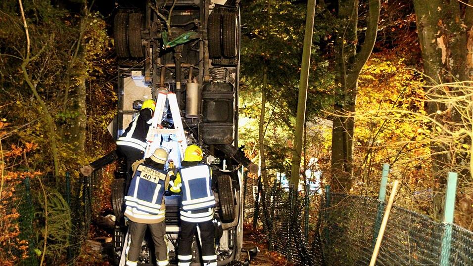 Bei einem Unfall bei Waldarbeiten sind am Samstag zwei Männer schwer verletzt worden. Bei einem Unfall bei Waldarbeiten sind am Samstag zwei Männer schwer verletzt worden.