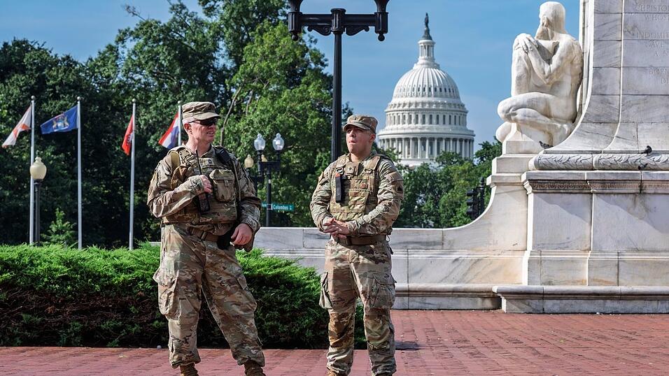 Einheiten der Nationalgarde sollen mit ihrer Präsenz Sicherheit und Ordnung in der US-Hauptstadt vermitteln. Einheiten der Nationalgarde sollen mit ihrer Präsenz Sicherheit und Ordnung in der US-Hauptstadt vermitteln.