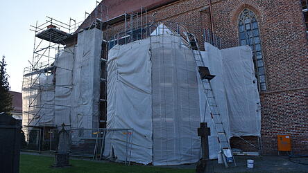 Die Marienkapelle muss noch die neuen Biberschwänze für das Dach erhalten.
