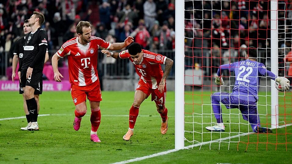 Luis Díaz (M) wird zum Münchner Matchwinner.