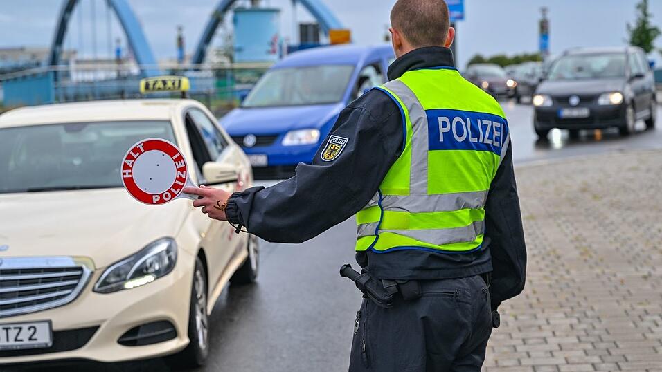 An den deutschen Landgrenzen wird bereits kontrolliert. Wer Asyl beantragen will, wird allerdings nicht zurückgewiesen, sofern gegen ihn keine Einreisesperre vorliegt. (Archivbild)