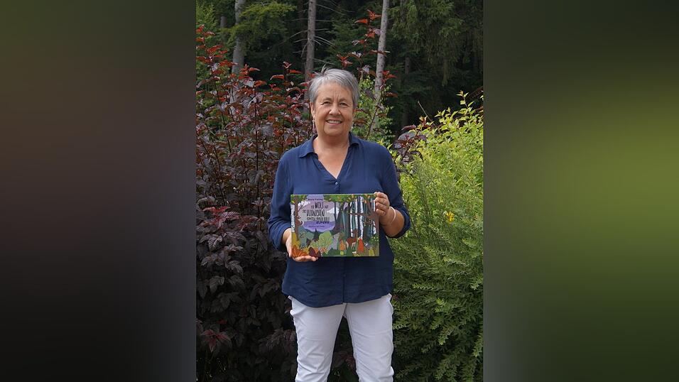 Beate Freitag mit ihrer jüngsten Neuerscheinung von „Der Wolf und das Hühnchen vermissen Schuhu“ Beate Freitag mit ihrer jüngsten Neuerscheinung von „Der Wolf und das Hühnchen vermissen Schuhu“