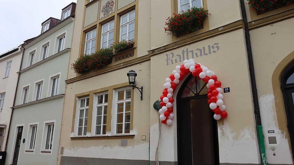 Der Rathaus-Anbau beim ehemaligen Huber-Haus und die Sanierung des Erdgeschosses im Rathaus wurden eingeweiht. Damit ist das Rathaus nun wieder über den gewohnten offiziellen Eingang zugänglich. Der Rathaus-Anbau beim ehemaligen Huber-Haus und die Sanierung des Erdgeschosses im Rathaus wurden eingeweiht. Damit ist das Rathaus nun wieder über den gewohnten offiziellen Eingang zugänglich.