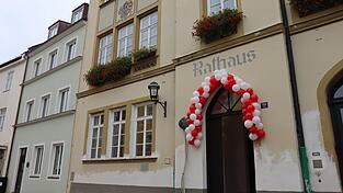 Der Rathaus-Anbau beim ehemaligen Huber-Haus und die Sanierung des Erdgeschosses im Rathaus wurden eingeweiht. Damit ist das Rathaus nun wieder über den gewohnten offiziellen Eingang zugänglich.