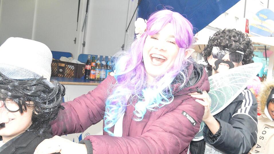 Das eher ungem&uuml;tliche Wetter konnte den Jecken nicht die Laune verderben.