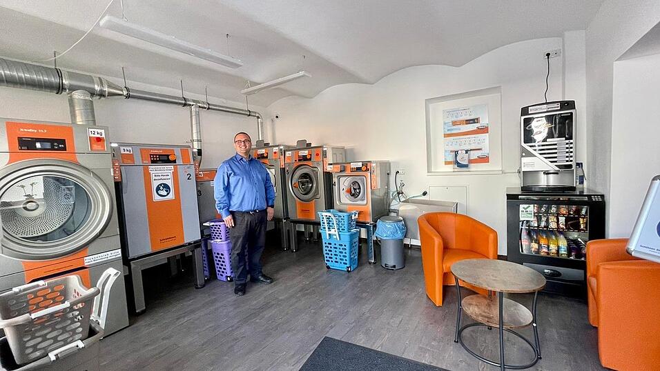 Volkan &Ouml;zt&uuml;rk in seinem Selbstbedienungswaschsalon an der Landshuter Stra&szlig;e.