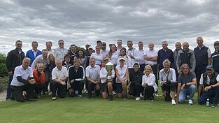 Die beiden Mannschaften mit dem Rydercup.