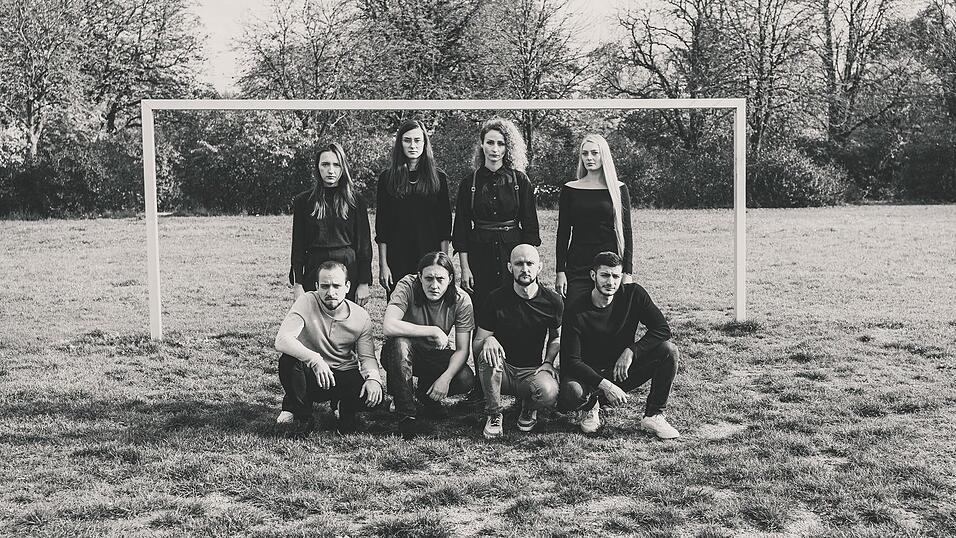 Kriegsfl&uuml;chtlinge aus der Ukraine bringen im Theaterst&uuml;ck 'Waffenstillstand im Donbass' ihre tragischen Erlebnisse zum Ausdruck. Aufgef&uuml;hrt wird es in Landshut.