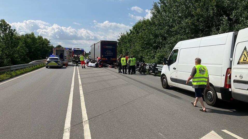 Ein Unfall zwischen zwei Motorrädern und einem Lkw passierte am Mittwochvormittag.